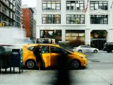 Una mujer bajando de un taxi en la ciudad de Nueva York.