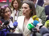 La secretaria general del PP acusa a Pedro Sánchez de estar avalando el independentismo para seguir siendo presidente del Gobierno.