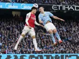 FILED - 31 March 2024, United Kingdom, Manchester: Arsenal's Takehiro Tomiyasu (L) and Manchester City's Erling Haaland battle for the ball during the English Premier League soccer match between Manchester City and Arsenal at the Etihad Stadium. Photo: Andrew Yates/CSM via ZUMA Press Wire/dpa Andrew Yates/CSM via ZUMA Press / DPA (Foto de ARCHIVO) 31/3/2024 ONLY FOR USE IN SPAIN