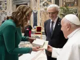 La alcaldesa de Valencia, en el momento de la entrega de los obsequios al Papa Francisco.
