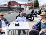 Chelo García Cortés, Víctor Sandoval y Belén Esteban en una terraza delante de Telecinco, 'La cadena de enfrente'.