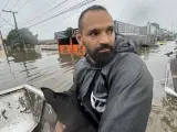 El luchador Michel Pereira rescatando un perro en las inundaciones de Brasil