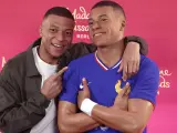 16 May 2024, France, Paris: Paris Saint-Germain's Kylian Mbappe poses as he unveils his one-of-a-kind wax figure. A wax figure of the 2018 world champion is coming to Madame Tussauds in the German capital. Photo: Franck Fife/AFP/dpa 16/5/2024 ONLY FOR USE IN SPAIN