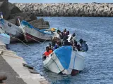 Varios migrantes llegan al puerto de La Restinga en una patera el pasado mes de febrero.