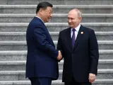 Putin saluda a Xi Jinping a su llegada a Pekín.