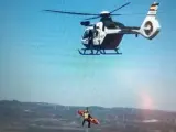 Rescate en helicóptero del hombre que se ha precipitado por un barranco de 40 metros en Nigüelas.