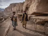 Dos combatientes talibanes patrullan una zona situada en Bamiyán, Afganistán.