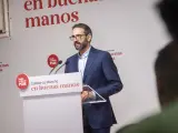 El secretario de Organización del PSOE, Sergio Gutiérrez, en rueda de prensa en la sede del partido en Toledo.
