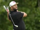Jon Rahm, de España, reacciona a su golpe de salida en el hoyo 11 durante la primera ronda del torneo de golf PGA Championship en el Valhalla Golf Club, el jueves 16 de mayo de 2024.