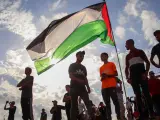 Manifestantes palestinos con una bandera palestina en una imagen de archivo.