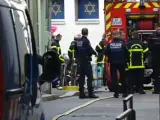 Policía y bomberos junto a la sinagoga de Ruan donde se ha producido el ataque.