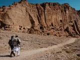 Combatientes talibanes patrullan los sitios históricos excavados en la ladera de una montaña donde una vez estuvieron las estatuas de Buda, en Bamiyán, Afganistán.