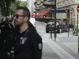 La Policía francesa en el lugar donde se ha producido el robo de joyas.