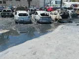 Coches destruidos tras el incendio en uno de ellos en el puerto de Xábia.