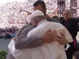 El papa Francisco abraza a dos víctimas de la guerra en Gaza.