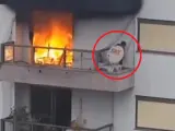 Imagen del niño atrapado en el balcón.