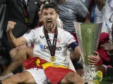 Jesús Navas celebra la Europa League ganada por el Sevilla en 2023.