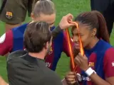 Miembros del staff del Barça colocan las medallas de campeonas a las jugadoras culés tras ganar la final de la Copa de la Reina.