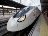 Tren de alta velocidad de la serie 106 en el andén de la estación de Chamartín Clara Campoamor para viajar a A Coruña.