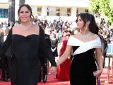 Karla Sofía Gascón con Selena Gomez en el Festival de Cannes 2024