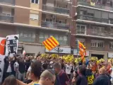Los aficionados del Valencia se congregan en los aledaños de Mestalla para protestar contra la gestión de Peter Lim.