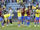 Los jugadores del Cádiz lamentan el descenso confirmado tras el empate contra Las Palmas.