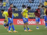 Los jugadores del Cádiz se lamentan tras la confirmación del descenso.
