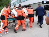 Los médicos y cuerpos de seguridad trasladan al hospital al primer ministro de Eslovaquia, Robert Fico, tras recibir cuatro disparos en el abdomen.