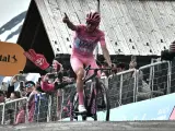 Tadej Pogacar celebra su victoria en la etapa 15 del Giro.