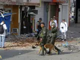 Integrantes de fuerzas de seguridad recorren el lugar donde explotó un artefacto este lunes en Jamundí (Colombia).
