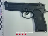 La falsa pistola que un hombre llevaba para robar en un domicilio de Empuriabrava.