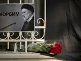 Un retrato en homenaje de Ebrahim Raisi.