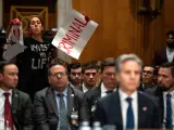 El secretario de Estado estadounidense Antony Blinken hace una pausa mientras un manifestante propalestino es expulsado por la fuerza de una audiencia del Comité de Relaciones Exteriores del Senado.