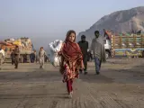 Una niña afgana refugiada en Pakistán.