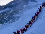 Atasco en la subida al Everest.
