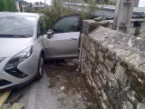 El vehículo de la mujer fallecida, tras descender varios metros y chocar contra un muro