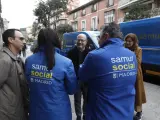 El delegado de Políticas Sociales, Familia e Igualdad, José Fernández, junto a trabajadores de Samur Social de Madrid.