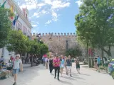 Varios turistas, en el entorno del Real Alc&aacute;zar de Sevilla esta primavera