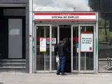 Una persona entra a una oficina del SEPE, a 6 de mayo de 2024, en Madrid (España)