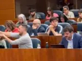 El polémico gesto del diputado de Más Madrid Pablo Padilla este jueves durante el pleno.