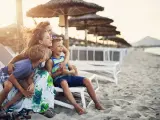 Familia disfrutando de un día de playa