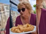 Una mujer se hace viral por su dura reacción al ver el plato de calamares que le han servido: "Son rosquillas de mi pueblo"