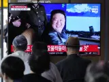 Una pantalla de televisión muestra una imagen de archivo del líder norcoreano Kim Jong Un durante un programa de noticias en la estación de tren de Seúl en Seúl, Corea del Sur, jueves 30 de mayo de 2024.