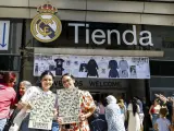 Varias personas, a las puertas de la tienda de 'fans' de Taylor Swift en el Bernabéu, con motivo de sus dos conciertos en Madrid.