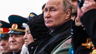 El presidente ruso Vladimir Putin observa el Día de la Victoria.