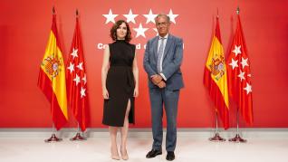 La presidenta Isabel Díaz Ayuso y Enrique Ossorio, nuevo vicepresidente madrileño, este miércoles en Sol.