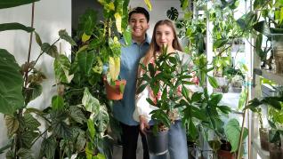 Mariya y Wilson, posan junto a sus plantas en su vivienda.