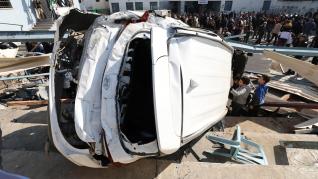 palestinos observan un vehículo destrozado a causa de una incursión militar del Ejército israelí en el campo de refugiados de Yenín (Cisjordania) este jueves.