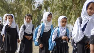 Niñas afganas en una línea para ir al colegio en la provincia de Kandahar