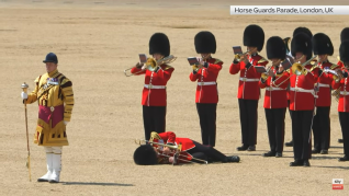 Al menos tres guardias se han desmayado por el calor durante un desfile militar real este sábado.